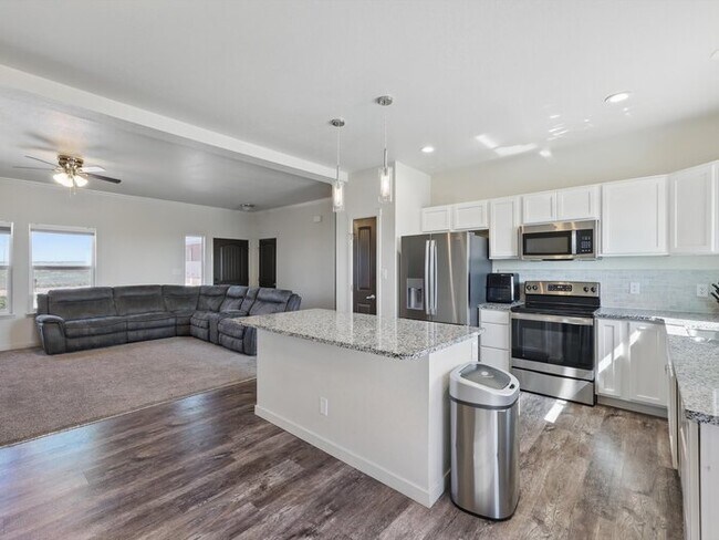 Building Photo - 1382 N Ladonia Dr