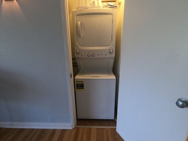 Building Photo - Fully Furnished Waialae Gardens 2 Bed/2 ba...