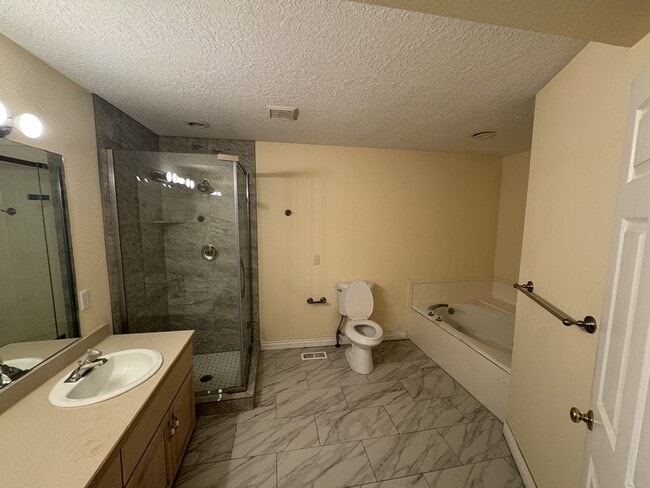 Building Photo - 340 Rainbow Ln