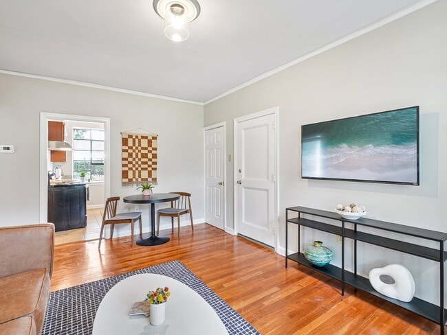 El plano del piso Kingsley - Cameron Court Apartments