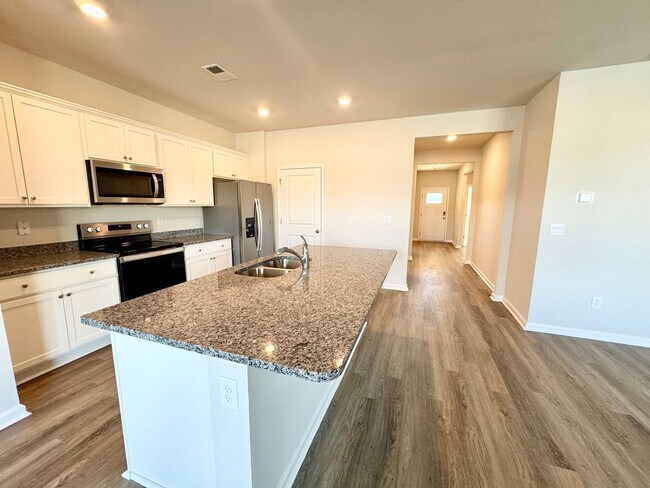 Foto del edificio - Brand New! Central Conway Location in Kingston Bay! Beautiful Pond View!