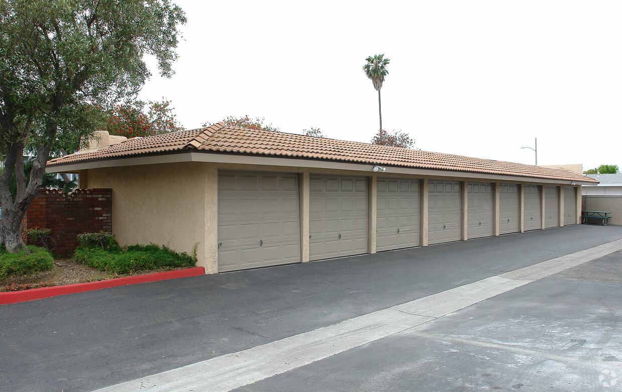 Garages - La Mancha Apartments