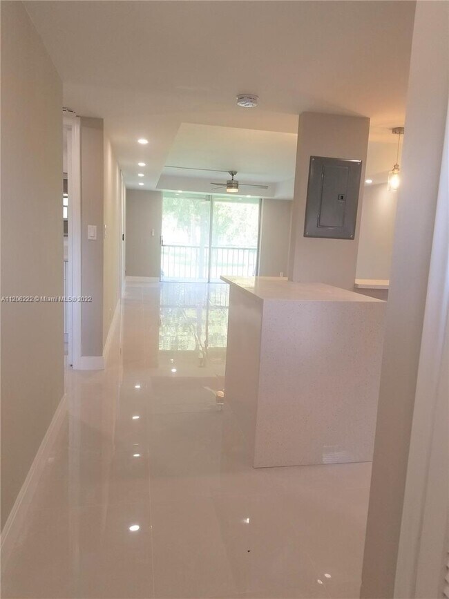 Building Photo - 811 S Hollybrook Dr