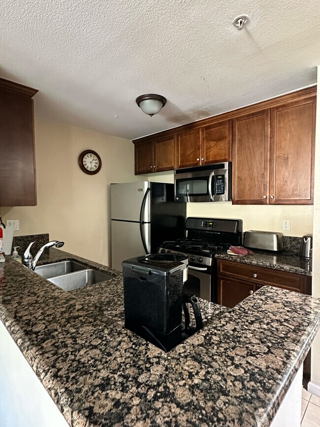 Cocina - 7320 Hawthorn Ave