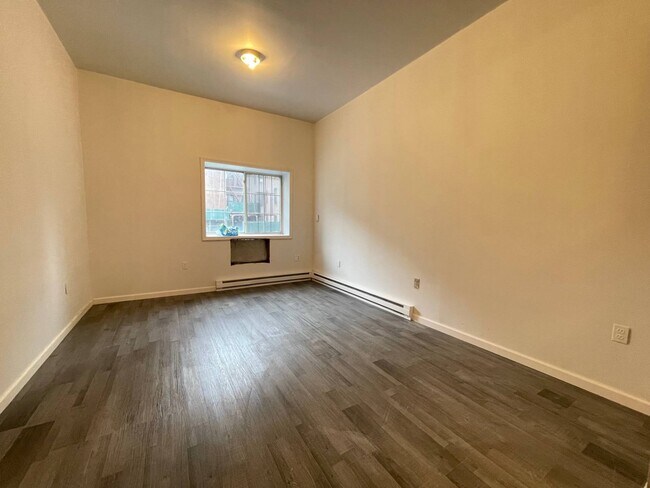 Building Photo - 871 Elsmere Pl