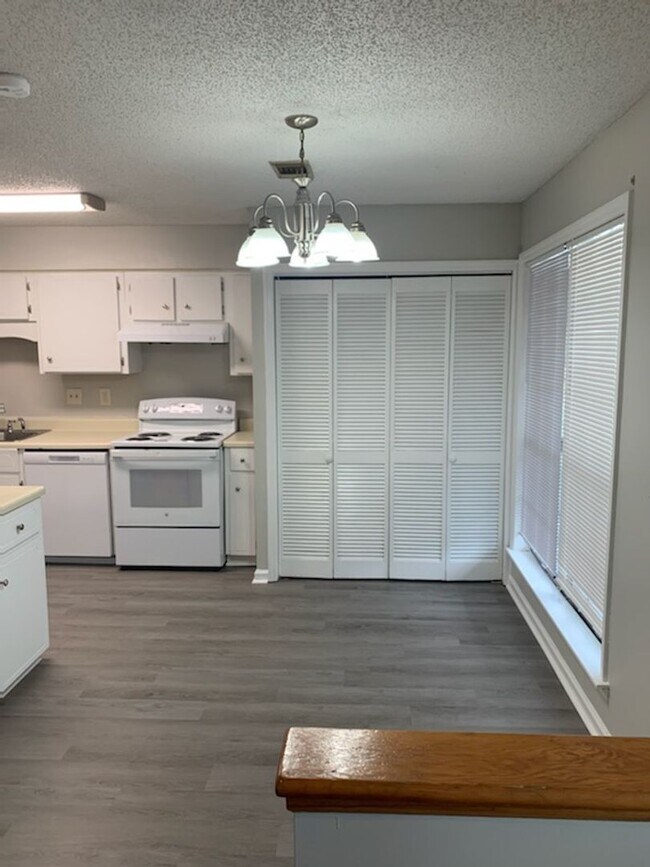 Foto del edificio - This charming 3-bed, 2.5-bath townhome is ...