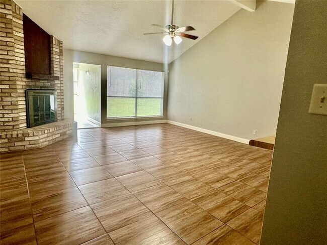 Foto del edificio - 16914 Square Rigger Ln