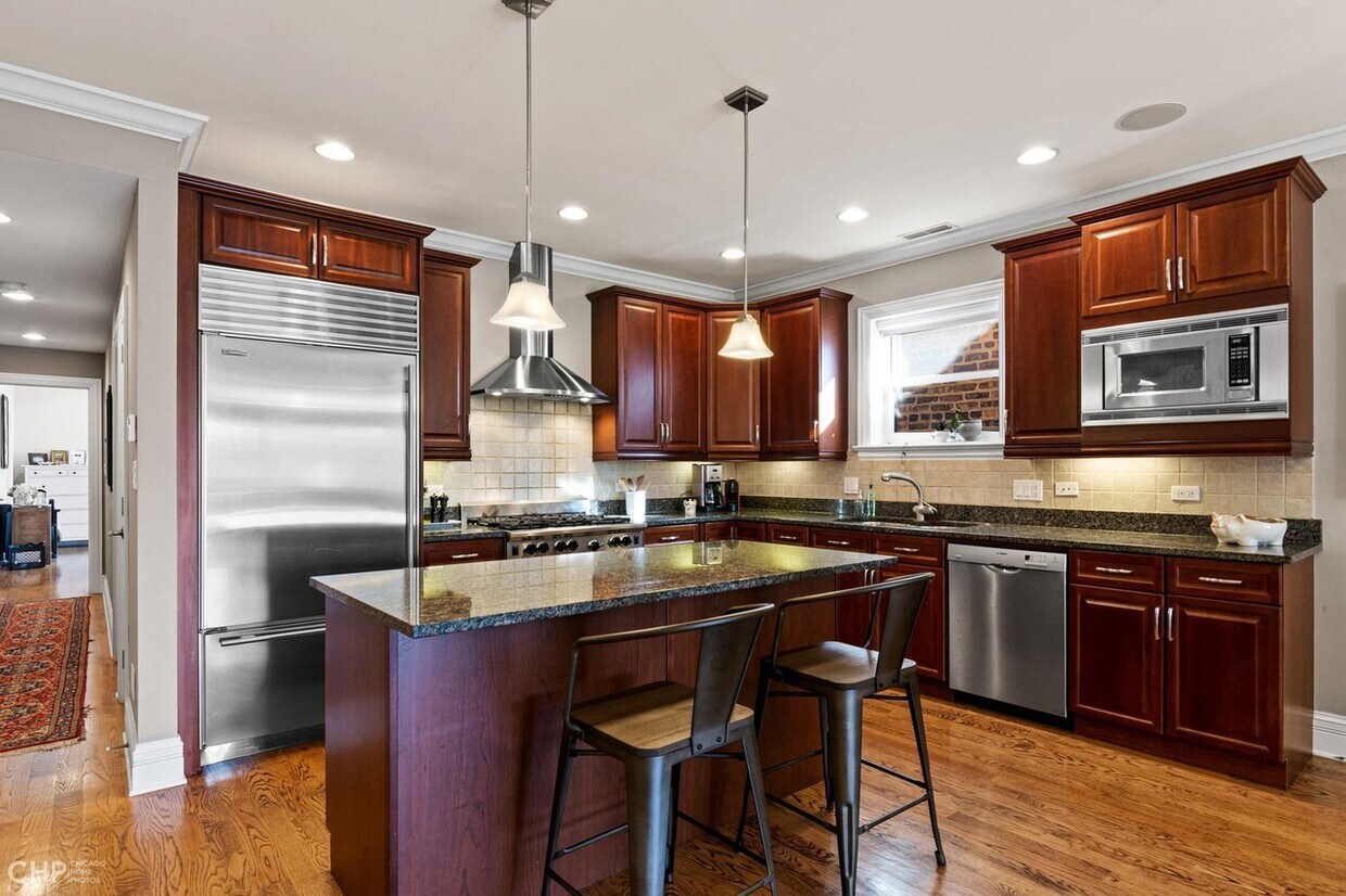 Primary Photo - 1346 W Addison St