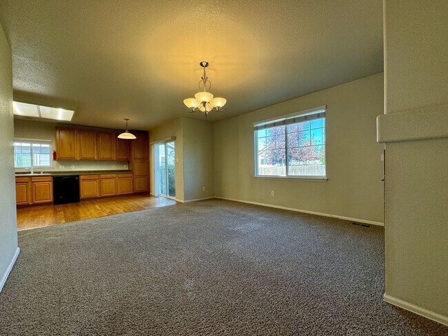 Foto del edificio - 3 Bedroom Home With Plenty of Space! Avail...