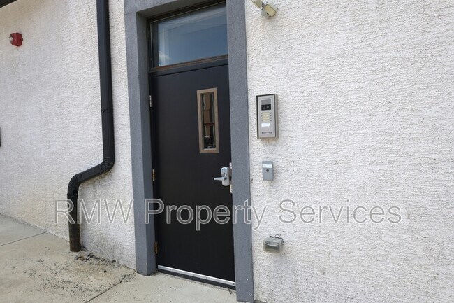 Foto del edificio - 4000 W Girard Ave