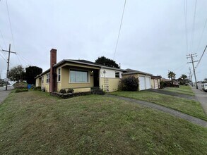 Building Photo - 905 W Harris St Building Photo - 905 W Harris St