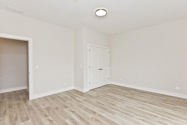 Foto del edificio - 5 bedroom in Chicago IL 60614