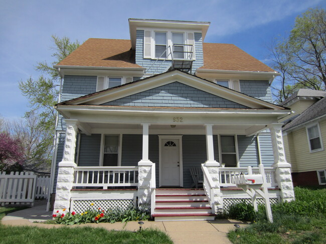 apartment located with in a house - 932 Mississippi St