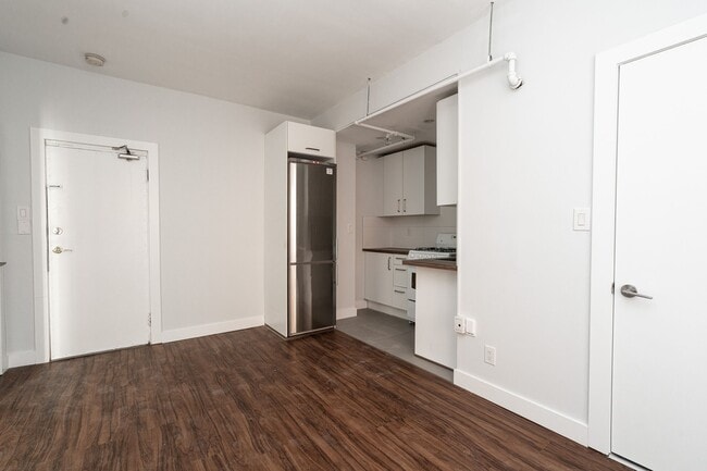 Building Photo - 160 Huron St