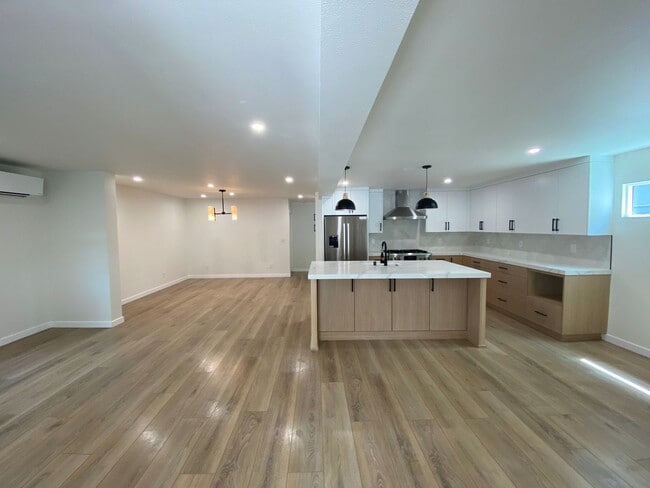 Foto del edificio - 1609 E Balboa Blvd