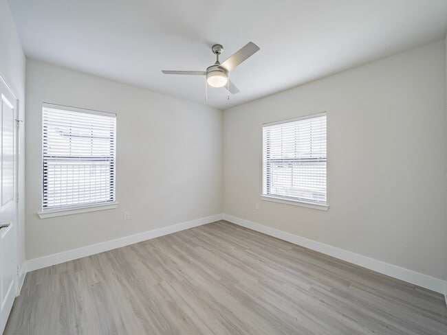 Building Photo - Carriage Homes on the Lake