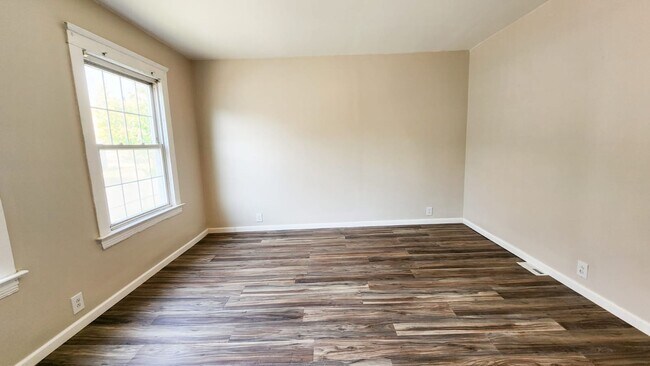Building Photo - Rent ready!