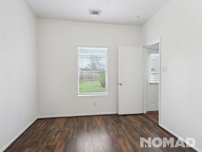 Building Photo - 18518 Knob Hill Lake Ln