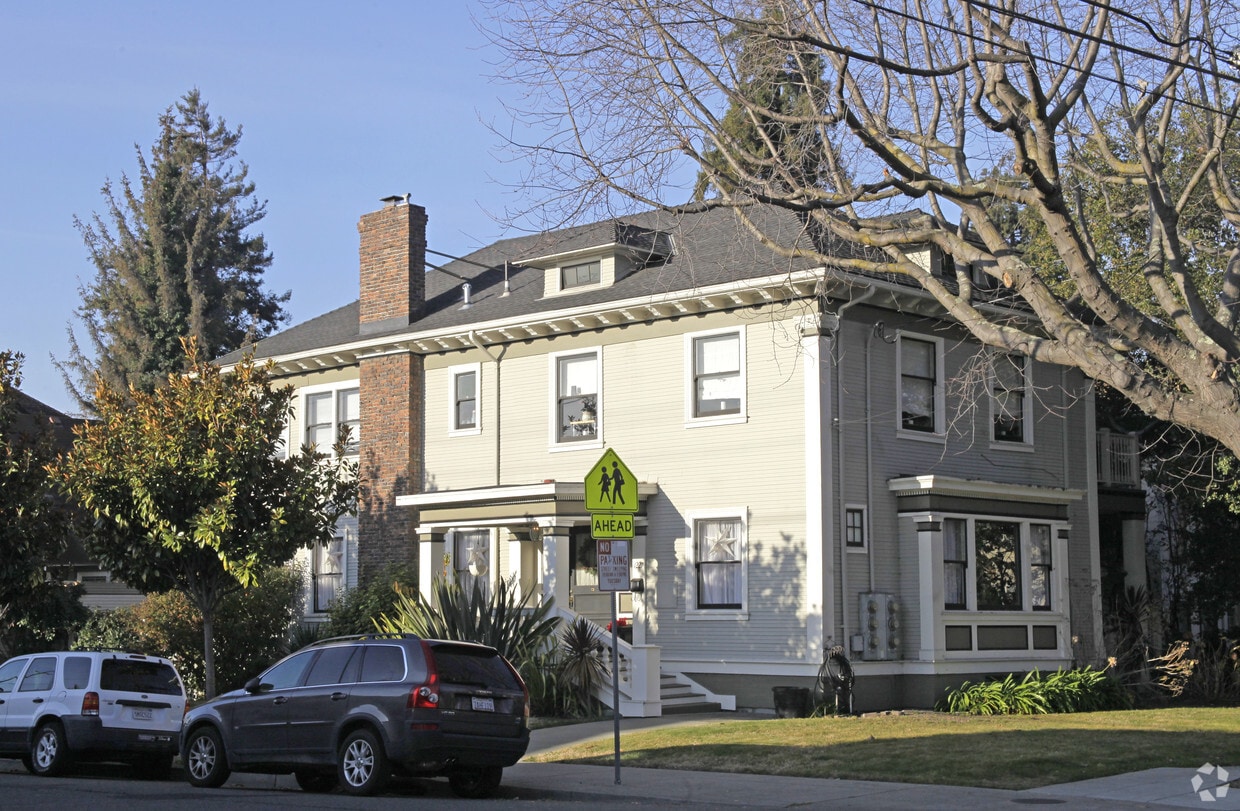 Primary Photo - 1227 Chestnut St