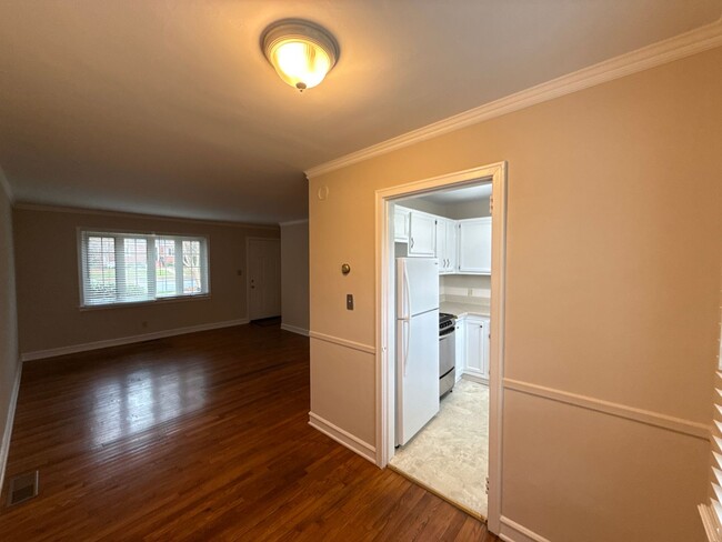 Building Photo - Condo in Myers Park Area!