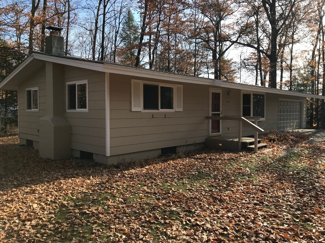 2963 Crescent Shores Dr, Traverse City, MI 49685 House Rental in