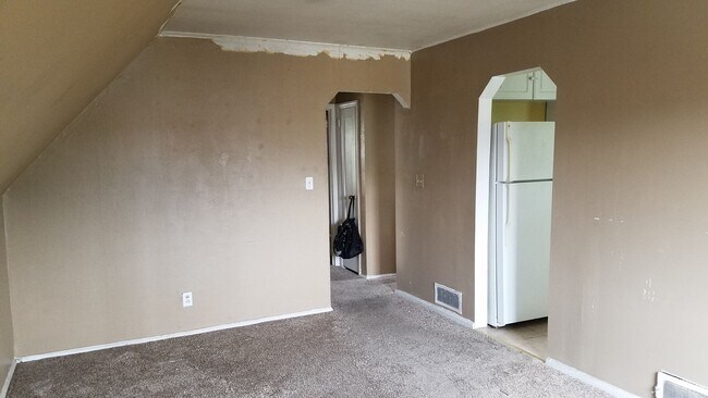Building Photo - Great location for commuters! Renovations ...