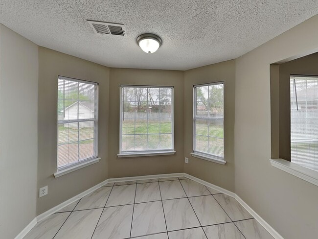 Building Photo - 5657 Wolf Pack Dr