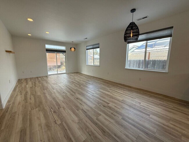 Foto del edificio - Beautifully Updated 3 Bed/2 Bath Home - Lodgepole Drive