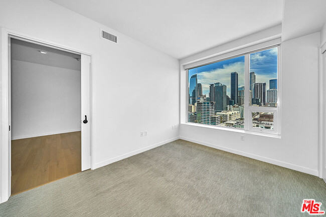 Foto del edificio - 1050 S Grand Ave