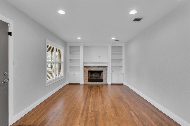 Building Photo - 202 E 18th St