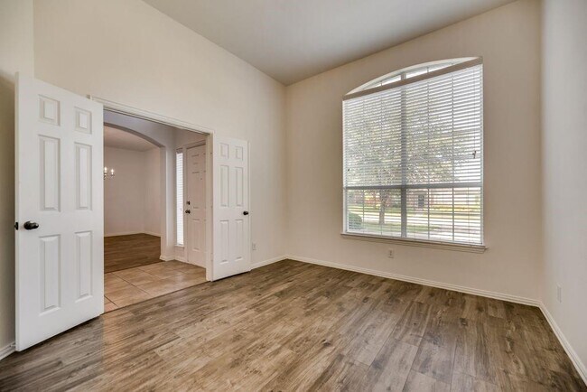 Building Photo - 819 Rushmore Dr