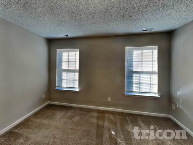 Building Photo - 535 Railway Pl SW