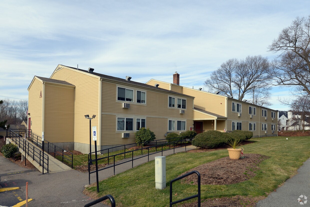 Maple Gardens I Apartments in North Providence, RI