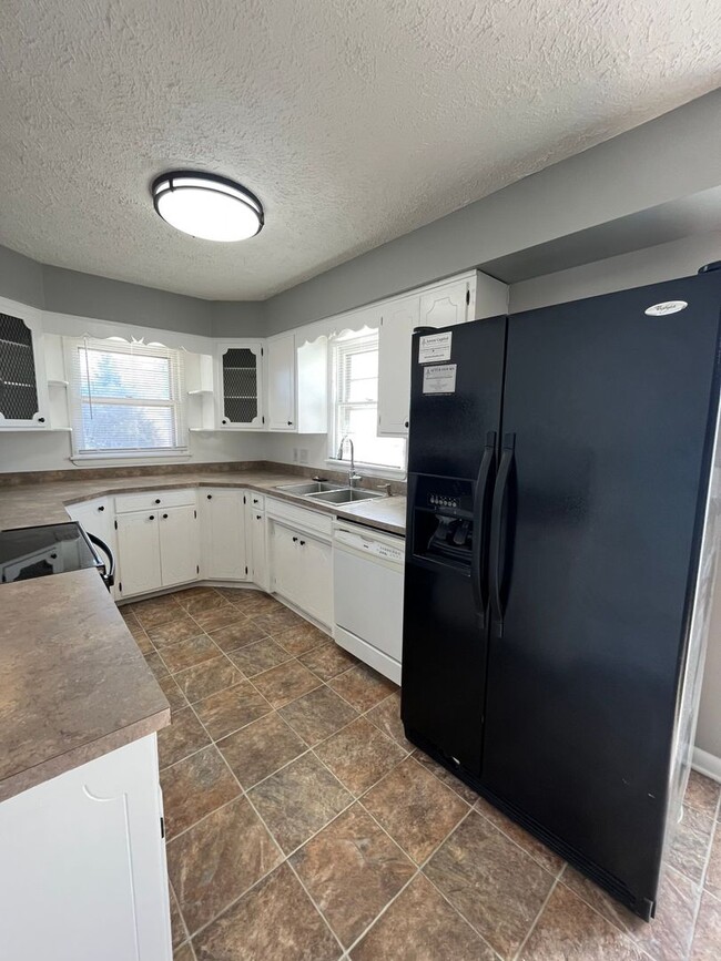 Building Photo - Newly remodeled 3-bedroom, 2.5 bathroom home