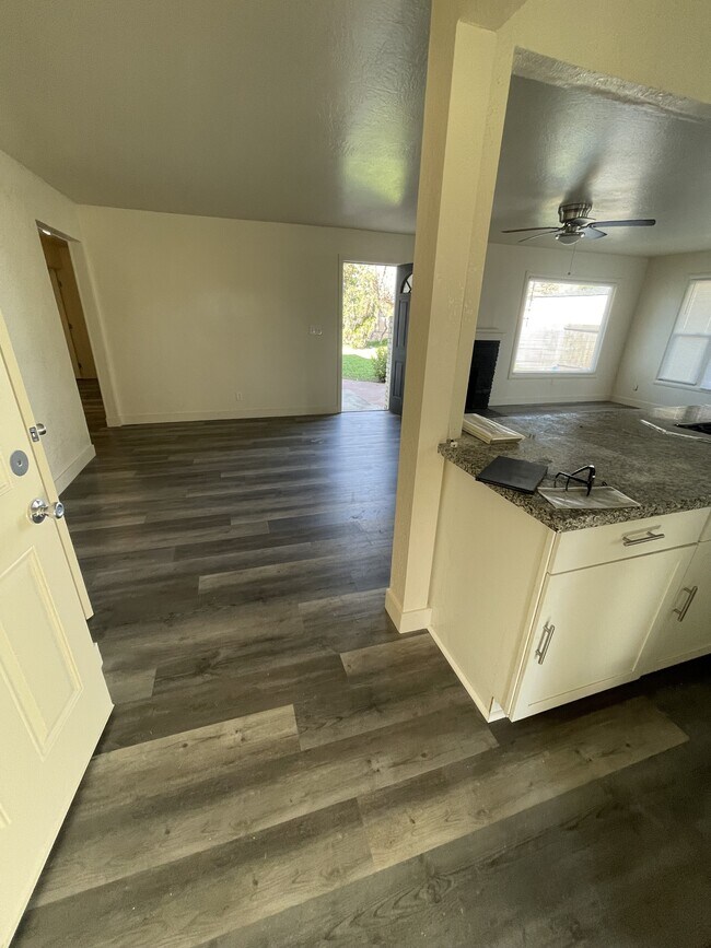 Foto del edificio - 1215 Whyler Rd