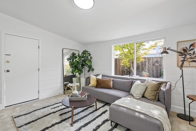 Building Photo - 1021 Leona Ct