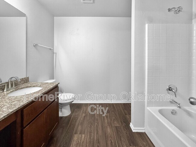 Building Photo - 10201 Hidden Village Dr