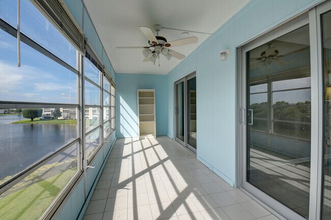 Foto del edificio - 4049 Ainslie Dr