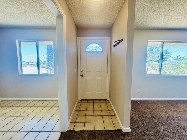 Building Photo - Charming 3-Bedroom with 2 Full Baths on th...