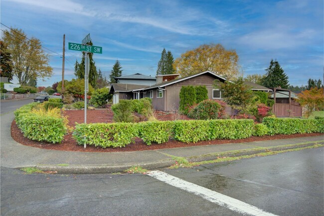 Foto del edificio - Mountlake Terrace Spacious One Story On La...