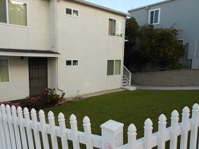 Front Yard - East en el edificio - Chatsworth Boulevard Apartments