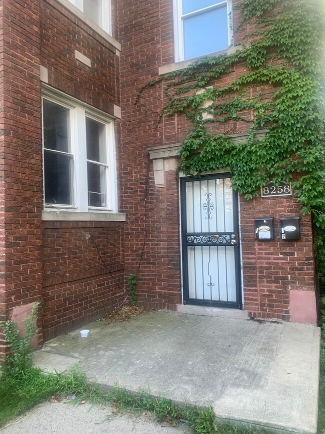 Foto del edificio - 8258 S Langley Ave