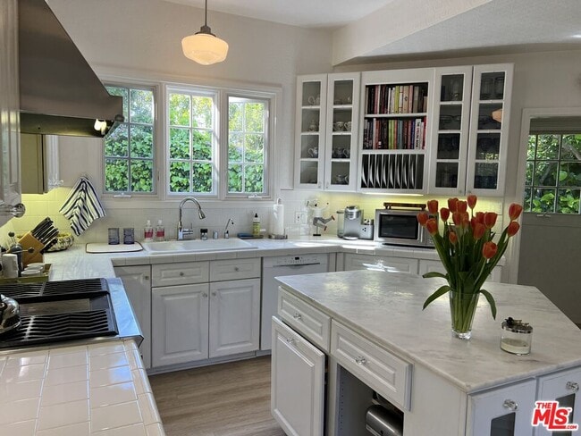 Foto del edificio - 8050 Mulholland Dr