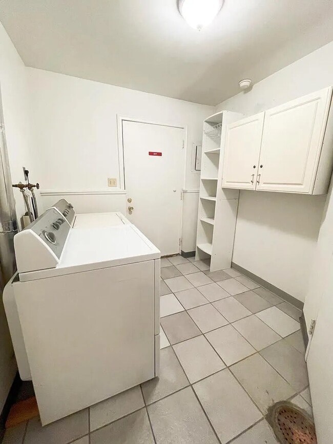 Building Photo - 5722 Ridgeway Dr