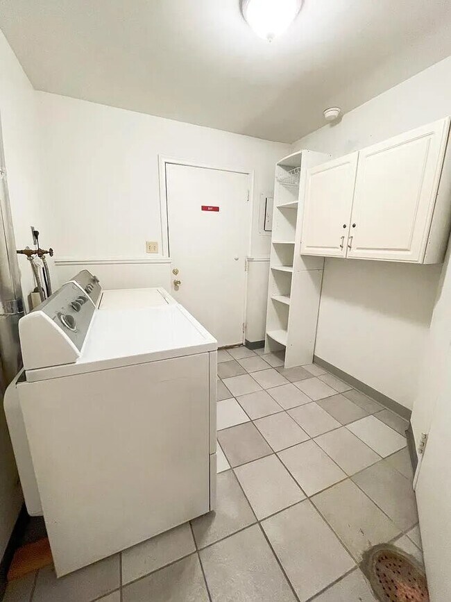 Foto del edificio - 5722 Ridgeway Dr