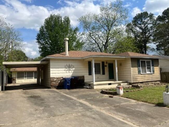 Foto del edificio - Two Bedroom/One bath home/Extra room off the carport for bedroom