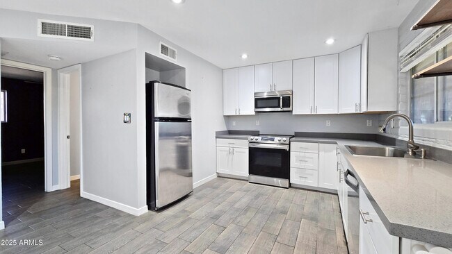 Building Photo - 6739 N 16th St