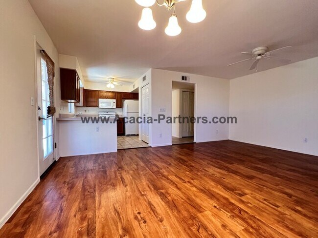 Foto del edificio - Beautiful home with private yard that backs to open space green belt