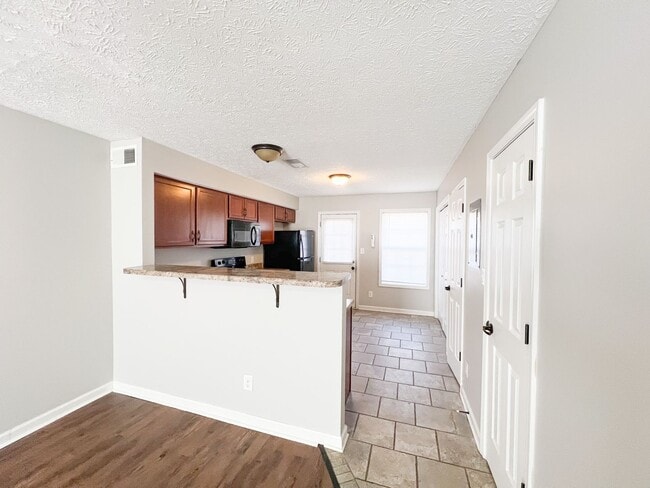 Building Photo - 2 Bedroom 1.5 Bath Townhome