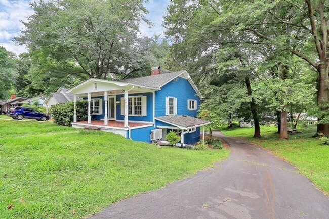 Building Photo - ALL BILLS PAID! Welcome to this beautifull...